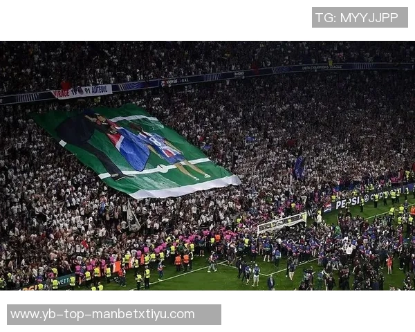 巴黎圣日耳曼主场TIFO致敬十年前巴黎恐袭遇难者的深情纪念